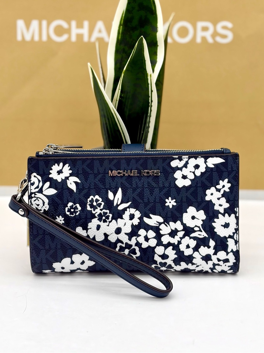 MICHAEL KORS Jet Set Travel Large Printed Signature Logo Wristlet Admiral - Picture 6 of 11